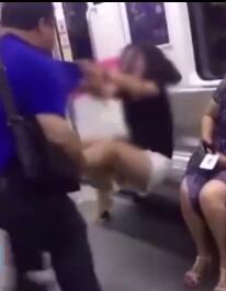 地铁摸腿男:女子地铁掌掴邻座男称被摸腿 整车人为男子作证