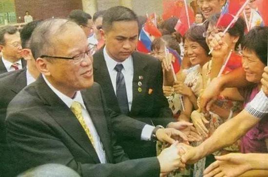 阿基诺三世汉名叫许渐华,其母亲出生的许式家属是菲律宾的王谢望族.