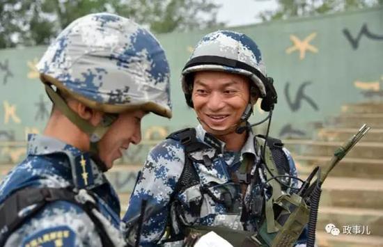 黄继光堵眼:黄继光堵眼是不是真的?英雄连战士这样怒怼 训练场上,指导员余海龙正在和战士谈心