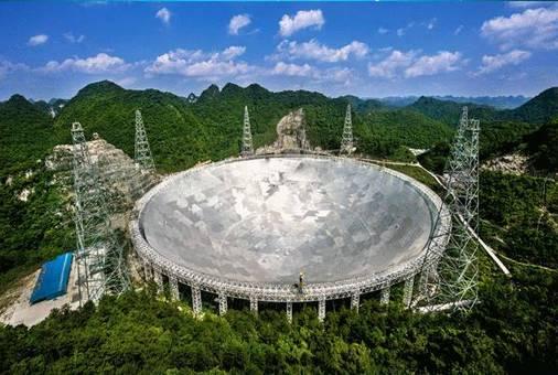 信息数据库工作人员在国家基因库的超低温冰箱前拿取血浆样本工作人员