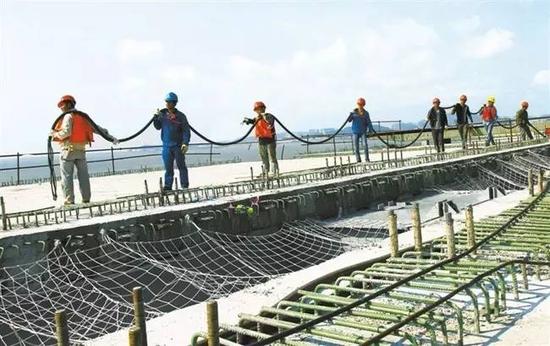 工人们工作的号子如同一曲拉网小调