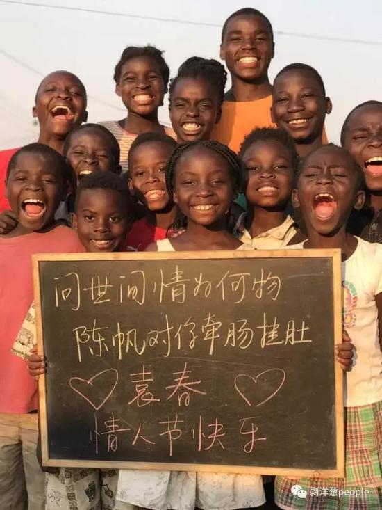拍非洲小孩举牌获利被网友骂 回应:不觉得可耻