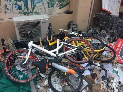 宁波单车网:宁波今起暂停投放共享单车 当地总量已超20万辆 飞越广场附近共享单车被扔在了垃圾堆里。