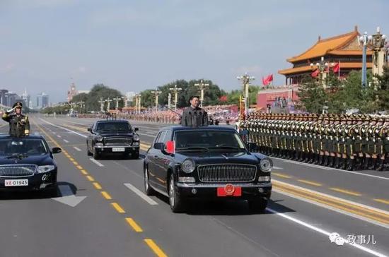 赵克石父亲:宋普选任后勤保障部部长 曾任9·3阅兵式总指挥 图为宋普选(左)乘车陪同平检阅