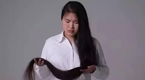母亲因上访死亡女儿坚持八年 维权路如此艰难? ▲蓄发明志的李宁。图片来自@广场跪为母鸣冤人大女生