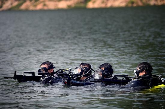 图片展播:水下奇兵