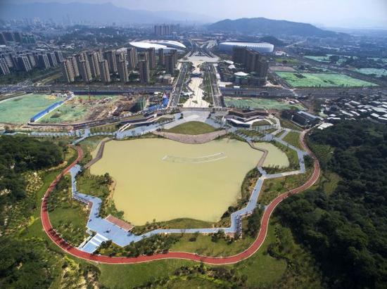 资料图:福州海绵城市建设项目——福州海峡奥体中心飞凤湖俯瞰。新华社记者 姜克红 摄