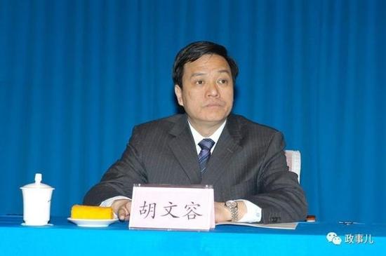 胡文容简历此前,重庆市委组织部长由出生于1962年的曾庆红(女)担任.