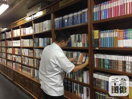 图为书店工作人员在整理书籍.千龙网记者 薄晨棣摄