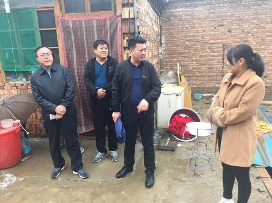 雄县县委常委,政法委书记刘会清到朱各庄镇北涞河等村走访慰问自建房