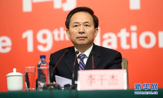 十八大生态文明建设 10月23日,十九大新闻中心举办记者招待会,邀请中央财经领导小组办公室副主任杨伟民,环境保护部组书记、部长李干杰介绍践行绿色发展理念,建设美丽中国有关情况,并回答记者提问。图为环境保护部组书记、部长李干杰。新华网 郝广鹏摄