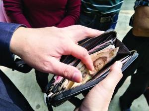南昌一女子捡钱原地等 获景区1年内无限畅玩奖励_新浪江西_新浪网