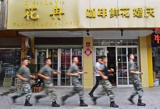 17名退伍兵开花店 军事化管理相约单身到30岁