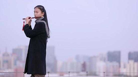 辰辰望着楼下的人吹笛子.