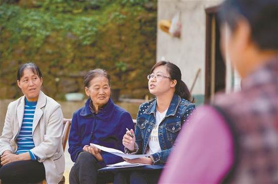 十九大代表严克美的24小时:几乎没有休息一天 10月31日,严克美主持召开了一场院坝会,学习十九大精神。