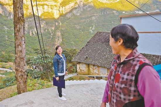 十九大代表严克美的24小时:几乎没有休息一天 10月31日,一村民和严克美打招呼,在村里,村民们喜欢和严克美聊聊天。