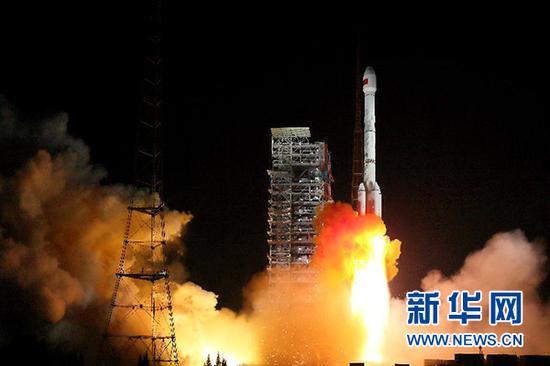 太空摆渡车:中国计划在2018年发射新型“太空摆渡车” 11月5日19时45分,我国在西昌卫星发射中心用长征三号乙运载火箭,成功发射两颗北斗三号全球组网卫星。 新华社发(杨志远 摄)