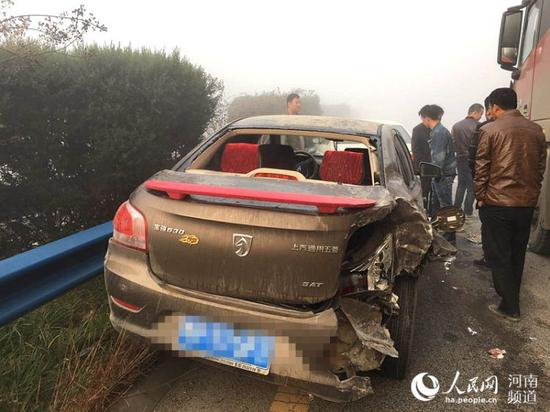 郑州大雾:河南大雾40余车连环相撞一片狼藉 多人被困(图)