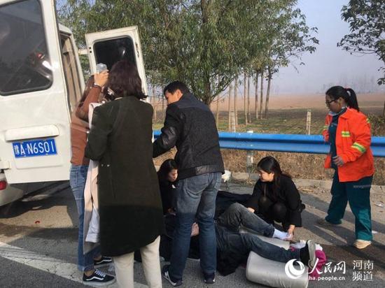 郑州大雾:河南大雾40余车连环相撞一片狼藉 多人被困(图)