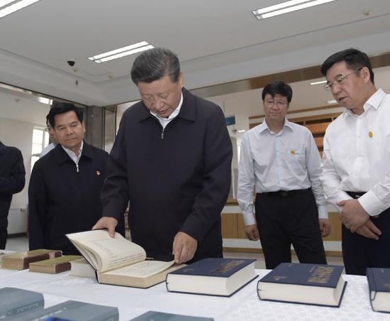  16日，习近平在位于呼和浩特市的内蒙古大学了解学校建设发展历史、教学科研工作情况。