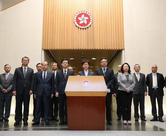 林郑月娥与香港特区政府官员22日会见媒体记者（图片来源：香港“东网”）