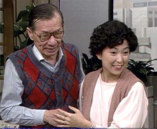  图右系方芳在《追妻三人行》扮演牛妈“林阿妹”