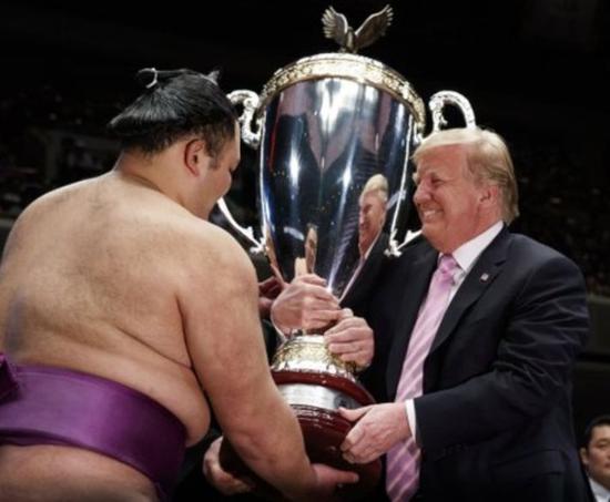 Via Twitter; 特朗普给获胜者颁发了一个特意定制的超大“总统奖杯”