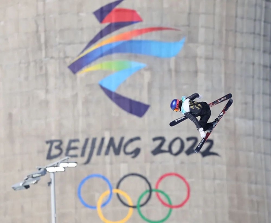 2月8日，中国选手谷爱凌在自由式滑雪女子大跳台比赛中获得冠军。新华社记者 兰红光 摄