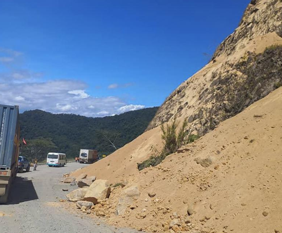 地震造成山体滑坡（图：美联社）