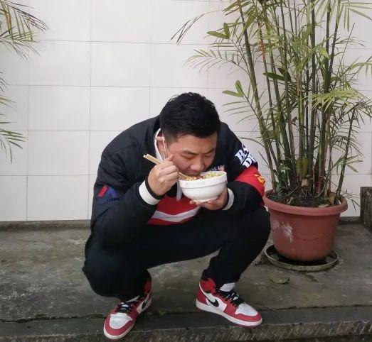 2020年,张翔珂在抗疫一线,蹲在地上吃饭的画面被同事抓拍.