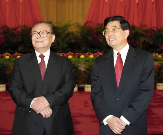 2002年11月15日，江泽民同志、胡锦涛同志在北京人民大会堂亲切会见出席党的十六大代表、特邀代表和列席人员并发表重要讲话。新华社发