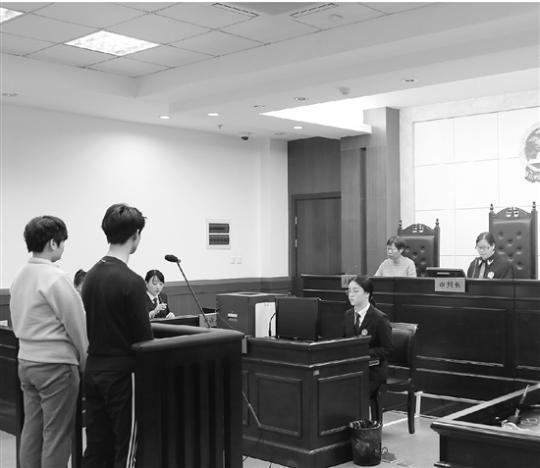 某短视频APP的一哥“祁天道”（孟凡斌）和妻子“米菲”（王婧）站在被告席上。