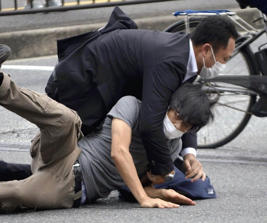 枪杀日本前首相安倍晋三的犯警嫌疑东谈主山上彻也被扑倒。(尊府图)