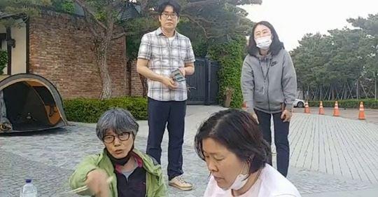 海外网韩国民众三星太子家门口示威：吃着烤肉 唱着歌