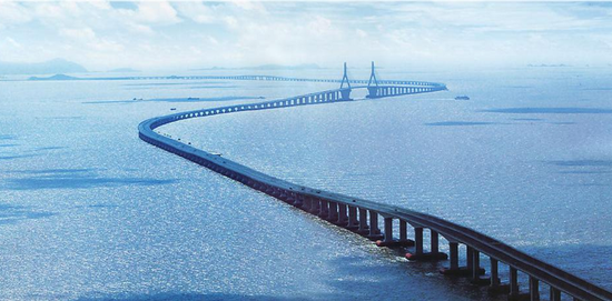  东海大桥，是通往洋山深水港的跨海长桥，跨越杭州湾北部海域，总长32.5公里