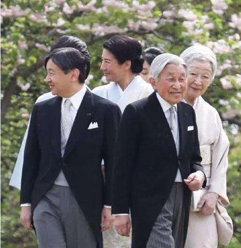 日本天皇家族:日本公布新年号 但新天皇一心只想做“宠妻狂魔” △德仁和父亲明仁(右二)以及母亲美智子(右一)