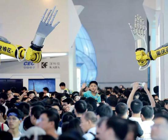 2018年8月，重庆一场国际智能产业博览会上的机器人手臂。图/视觉中国