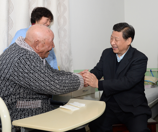  2013年12月28日，习近平总书记在北京市海淀区四季青敬老院看望五保老人刘岐时同他握手交谈。