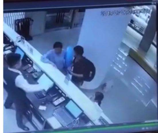 　　7月6日晚，3人进入宁波一家酒店监控画面曝光。