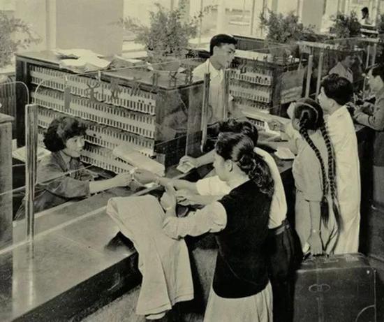 上世纪60年代的北京站售票厅。