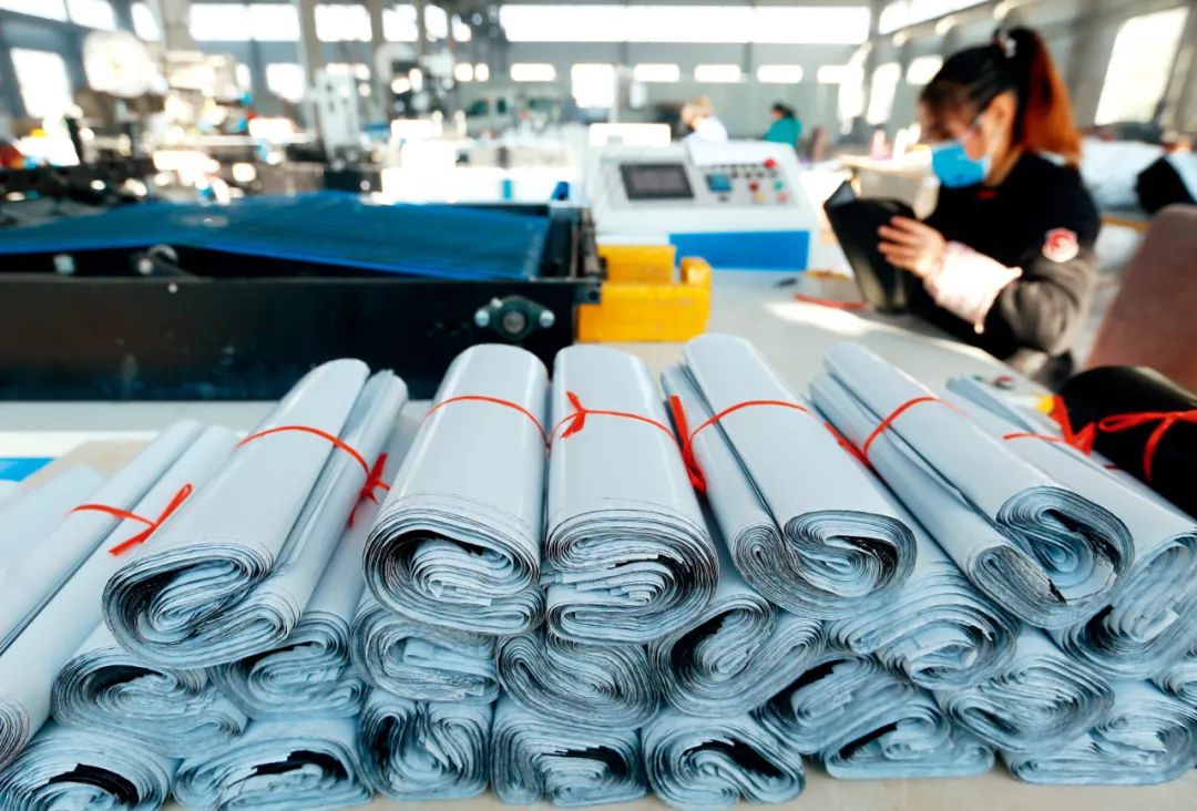 2020年12月16日，山东青岛一家生产可降解塑料袋企业的工人在车间内忙碌。图/新华