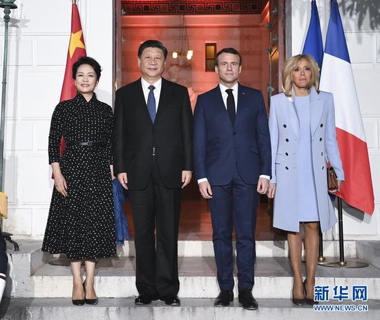 3月24日，国家主席习近平在尼斯会见法国总统马克龙。习近平夫人彭丽媛、马克龙夫人布丽吉特参加。这是习近平和夫人彭丽媛同马克龙总统和夫人布丽吉特合影。 新华社记者谢环驰摄