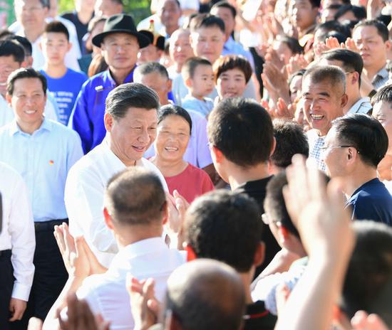  15日，习近平在赤峰市喀喇沁旗河南街道马鞍山村同群众亲切握手。