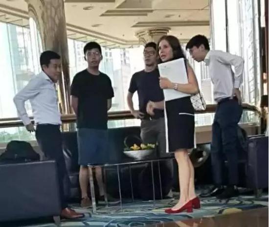 黄之锋（左二）、罗冠聪（右三）等人与美国驻港澳总领馆“政治部主管Julie Eadeh（右二）密谋。来源：香港大公文汇全媒体