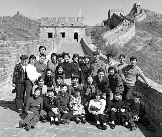 1971年10月18日,日本松山芭蕾舞团部分成员在北京游览长城。新华社记者 郭占英 摄