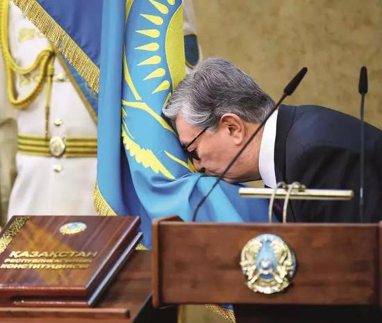 卡里莫夫:纳扎尔巴耶夫交班 父传子家天下非政治体制现代化 3月20日,哈萨克斯坦首都阿斯塔纳,托卡耶夫在宣誓就任总统的仪式上亲吻国旗。