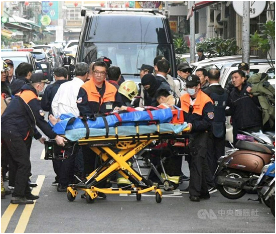 吳姓男子中彈由救護車送往醫(yī)院(圖片來源:臺灣“中央社”)