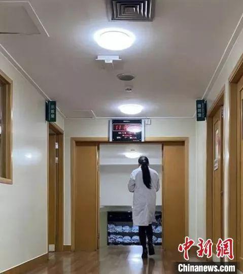 已赴武汉支援“前线”的浙江大学医学院附属第一医院综合监护室医生郑霞。(图为同事为其拍摄的背影) 浙大一院 供图 摄