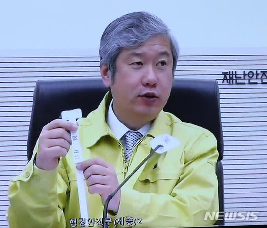 韩国公布电子手环实物:违反隔离者要戴 网友纷纷