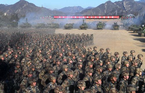  1月4日，陆军第82集团军某合成旅官兵受领训令后快速奔向战位。新华社记者 张永进 摄